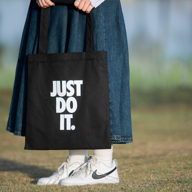  NIKE 國外區域門市限定 Just Do It  黑白配色手提/肩背帆布袋