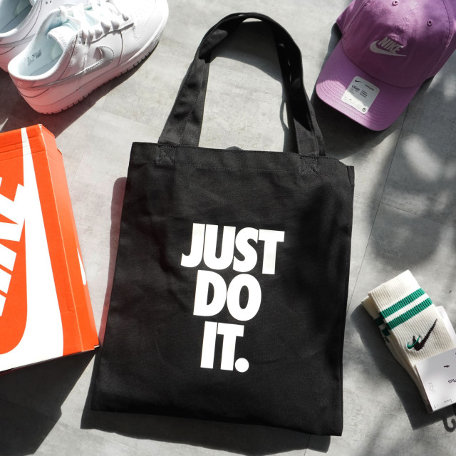  NIKE 國外區域門市限定 Just Do It  黑白配色手提/肩背帆布袋